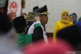 Rohaniawan mengambil sumpah Bupati Mojokerto Pungkasiadi (kanan) saat dilantik untuk sisa masa jabatan 2016-2021 di Gedung Negara Grahadi, Surabaya, Jawa Timur, Selasa (14/1/2020). Pungkasiadi resmi menjadi Bupati Mojokerto untuk sisa masa jabatan 2016-2021 menggantikan Mustofa Kamal Pasa yang terjerat kasus korupsi. Antara Jatim/Moch Asim/zk.