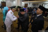 Bupati Mojokerto Pungkasiadi (kiri) mendapatkan ucapan selamat dari para tamu undangan usai dilantik untuk sisa masa jabatan 2016-2021 di Gedung Negara Grahadi, Surabaya, Jawa Timur, Selasa (14/1/2020). Pungkasiadi resmi menjadi Bupati Mojokerto untuk sisa masa jabatan 2016-2021 menggantikan Mustofa Kamal Pasa yang terjerat kasus korupsi. Antara Jatim/Moch Asim/zk.