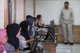 Peserta calon pegawai negeri sipil mengikuti simulasi tes berbasis computer assisted test (CAT) tahap kedua di Kantor Regional III Badan Kepegawaian Negara (BKN), Bandung, Jawa Barat, Selasa (14/1/2020). Sebanyak 1000 peserta calon pegawai negeri sipil (CPNS) yang sudah teregistrasi mengikuti kegiatan simulasi tes berbasis CAT guna menyiapkan Seleksi Kompetensi Dasar (SKD) yang rencananya akan digelar pada akhir Januari - Februari 2020.  ANTARA JABAR/M Agung Rajasa/agr