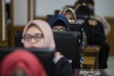 Peserta calon pegawai negeri sipil mengamati layar komputer saat simulasi tes berbasis computer assisted test (CAT) tahap kedua di Kantor Regional III Badan Kepegawaian Negara (BKN), Bandung, Jawa Barat, Selasa (14/1/2020). Sebanyak 1000 peserta calon pegawai negeri sipil (CPNS) yang sudah teregistrasi mengikuti kegiatan simulasi tes berbasis CAT guna menyiapkan Seleksi Kompetensi Dasar (SKD) yang rencananya akan digelar pada akhir Januari - Februari 2020.  ANTARA JABAR/M Agung Rajasa/agr