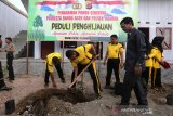 Ketua DPRK Banda Aceh Farid Nyak Umar (tiga kanan) menyaksikan Kapolresta Banda Aceh, Kombes Pol Trisno Riyanto SH (tiga kiri) menanam pohon di Dayah Mini pesisir laut selat malaka, Desa Alue Naga, Banda Aceh, Aceh, Selasa (14/1/2020). Penanaman seribu lebih pohon pada program Polri peduli penghijauan sebagai upaya mengembalikan kawsaan pesisir yang rusak akibat bencana alam sekaligus menjadi penghalang serta pemecah ombak bila terjadi bencana tsunami. Antara Aceh/Irwansyah Putra.