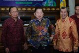 Menteri Perencanaan Pembangunan Nasional (PPN) atau Kepala Badan Perencanaan Pembangunan Nasional (Bappenas) Suharso Monoarfa (tengah) berbincang bersama Gubernur Bali Wayan Koster (kiri) dan Gubernur Riau Syamsuar (kanan) usai penandatanganan nota kesepahaman (MOU) tentang perencanaan Pembangunan Rendah Karbon (PRK) di Provinsi Bali dan Riau di Kantor Gubernur Bali, Denpasar, Bali, Selasa (14/1/2020). Kementerian PPN/Bappenas menandatangani nota kesepahaman dengan Pemprov Bali dan Riau sebagai daerah percontohan pembangunan rendah karbon yaitu daerah yang mampu menyeimbangkan pertumbuhan ekonomi dan sosial melalui aktivitas pembangunan rendah emisi serta mengurangi eksploitasi sumber daya alam. ANTARA FOTO/Nyoman Hendra Wibowo/nym.