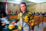 Mantan Gubernur Jambi Zumi Zola Zulkifli saat menjadi saksi pada sidang lanjutan kasus suap pengesahan RAPBD Provinsi Jambi 2017-2018 di Pengadilan Tipikor Jambi, Jambi, Selasa (14/1/2020). Zola dihadirkan sebagai saksi bersama beberapa kontraktor daerah itu untuk tiga terdakwa mantan anggota DPRD Provinsi Jambi, Muhammadiyah, Effendi Hatta, dan Zainal Abidin. ANTARA FOTO/Wahdi Septiawan/hp.
