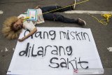 Sejumlah mahasiswa yang tergabung dalam Keluarga Mahasiswa Kota Kembang melakukan aksi teaterikal terkait kenaikan iuran BPJS kesehatan di depan Gedung Sate, Bandung, Jawa Barat, Rabu (15/1/2020). Dalam aksinya mereka mendesak kepada Pemerintah untuk menyelesaikan berbagai permasalahan jaminan kesehatan tanpa menambah beban rakyat dan menolak kenaikan iuran BPJS Kesehatan. ANTARA JABAR/M Agung Rajasa/agr