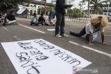 Sejumlah mahasiswa yang tergabung dalam Keluarga Mahasiswa Kota Kembang melakukan aksi teaterikal terkait kenaikan iuran BPJS kesehatan di depan Gedung Sate, Bandung, Jawa Barat, Rabu (15/1/2020). Dalam aksinya mereka mendesak kepada Pemerintah untuk menyelesaikan berbagai permasalahan jaminan kesehatan tanpa menambah beban rakyat dan menolak kenaikan iuran BPJS Kesehatan. ANTARA JABAR/M Agung Rajasa/agr