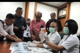 Petugas Badan Narkotika Nasional Kota (BNNK) Denpasar melakukan tes urine terhadap anggota DPRD Kota Denpasar di gedung DPRD Denpasar, Bali, Rabu (15/1/2020). Tes urine yang diikuti 28 orang dari 45 orang anggota DPRD Denpasar tersebut dilakukan sebagai salah satu upaya pencegahan penyalahgunaan narkotika. ANTARA FOTO/Fikri Yusuf/nym