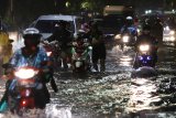 Pengendara kendaraan bermotor melintas di jalan yang tergenang air di Jalan Dr Soetomo, Surabaya, Jawa Timur, Rabu (15/1/2020). Hujan deras selama sekitar tiga jam yang mengguyur kota Surabaya menyebabkan sejumlah kawasan di kota Surabaya tergenang air. Antara Jatim/Didik/ZK