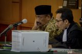 Terdakwa kasus dugaan suap proyek jalan di Indramayu, Carsa ES menjalani sidang dengan agenda pemeriksaan saksi di Pengadilan Tipikor, Bandung, Jawa Barat, Rabu (15/1/2020). Dalam sidang tersebut, Jaksa Penuntut Umum KPK menghadirkan 8 orang saksi dari unit layanan pengadaan Dinas PUPR Indramayu untuk memberikan keterangan terkait kasus suap proyek jalan di Indramayu yang melibatkan Bupati Indramayu Nonaktif Supendi. ANTARA JABAR/Raisan Al Farisi/agr