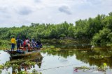 Warga menggunakan perahu eretan saat menyeberangi sungai Bembang di Desa Sedari, Cibuaya, Karawang, Jawa Barat, Rabu (15/1/2020). Perahu eretan digunakan secara darurat untuk menyeberangi sungai karena jembatan penghubung antara kampung Karangsari dan Neglasari roboh.  ANTARA JABAR/M Ibnu Chazar/agr