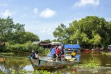 Warga menggunakan perahu eretan saat menyeberangi sungai Bembang di Desa Sedari, Cibuaya, Karawang, Jawa Barat, Rabu (15/1/2020). Perahu eretan digunakan secara darurat untuk menyeberangi sungai karena jembatan penghubung antara kampung Karangsari dan Neglasari roboh.  ANTARA JABAR/M Ibnu Chazar/agr