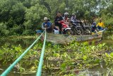 Warga menggunakan perahu eretan saat menyeberangi sungai Bembang di Desa Sedari, Cibuaya, Karawang, Jawa Barat, Rabu (15/1/2020). Perahu eretan digunakan secara darurat untuk menyeberangi sungai karena jembatan penghubung antara kampung Karangsari dan Neglasari roboh.  ANTARA JABAR/M Ibnu Chazar/agr