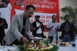 HUT MADURA UNITED. Direktur PT. Polana Bola Madura Bersatu (PBMB) Ziaulhaq (kiri) memotong tumpeng disaksikan pelatih baru Madura United (MU) FC. Rahmad Darmawan (ke dua kiri) saat memperingati Hut ke-4 MU di Pamekasan, Jawa Timur, Selasa (14/1/2020) malam. Dalam kesempatan itu dipaparkan sejumlah target klub pada tahun 2020 juga mereview pencapaian dalam kurun empat tahun yang telah dilalui. Antara Jatim/Saiful Bahri/zk