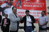 Direktur PT. Polana Bola Madura Bersatu (PBMB) Ziaulhaq (kiri) menyerahkan potongan tumpeng kepada pelatih baru Madura United (MU) FC. Rahmad Darmawan (ke kanan) saat memperingati Hut ke-4 MU di Pamekasan, Jawa Timur, Selasa (14/1/2020) malam. Dalam kesempatan itu dipaparkan sejumlah target klub pada tahun 2020 juga mereview pencapaian dalam kurun empat tahun yang telah dilalui. Antara Jatim/Saiful Bahri/zk