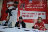 Pelatih baru Madura United (MU) FC. Rahmad Darmawan (tengah) didampingi Direktur PT. Polana Bola Madura Bersatu (PBMB) Ziaulhaq (kiri) dan Media Officer MU Tabri Syaifullah Munir (kanan) menjawab pertanyaan wartawan disela-sela memperingati Hut ke-4 MU di Pamekasan, Jawa Timur, Selasa (14/1/2020) malam. Dalam kesempatan itu dipaparkan sejumlah target klub pada tahun 2020 juga mereview pencapaian dalam kurun empat tahun yang telah dilalui. Antara Jatim/Saiful Bahri/zk