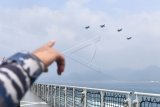 Empat pesawat tempur F16 melakukan flying pass di atas Laut Natuna, Rabu (15/1/2020). Dalam kesempatan tersebut, Menkopolhukam Mahfud MD meninjau alutsista yang tergabung dalam Operasi Siaga Tempur Laut Natuna 2020 yang melakukan operasi pengendalian wilayah laut, khususnya di Zona Ekonomi Ekslusif (ZEE) laut Natuna Utara. ANTARA FOTO/M Risyal Hidayat/nym.