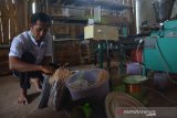 Pekerja mengemas dupa dari kayu gaharu di industri rumahan Desa Bawangan, Kecamatan Ploso, Kabupaten Jombang, Jawa Timur, Selasa (14/1/2020). Dalam sebulan industri rumahan tersebut bisa memproduksi sekitar 1 sampai 2 ton dupa, namun jelang perayaan Imlek, produksi dupa berbahan kayu gaharu meningkat tajam hingga 4 ton sebulan dengan harga mulai Rp25 ribu-Rp500 ribu per kilogram tergantung kualitas bahan baku. Antara Jatim/Syaiful Arif/zk.