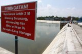 Warga memancing di kanal penyimpan air (long storage) kalimati di kecamatan Tarik, Sidoarjo, Jawa Timur, Kamis (16/1/2020). Long storage atau kanal penyimpan air yang dijadikan air baku PDAM Mojokerto dan PDAM Delta Tirta Sidoarjo yang dapat menampung air baku sekitar 1,6 juta meter kubik dengan panjang sekitar lima kilometer dengan lebar 100 meter dan dibagi menjadi tiga kolam penampungan tersebut bertujuan untuk melayani kebutuhan air bersih warga Sidoarjo dan Mojokerto. Antara  Jatim/Umarul Faruq/zk