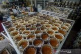 Pekerja menyelesaikan produksi dodol keranjang Tekkie di Bandung, Jawa Barat, Kamis (16/1/2020). Jelang perayaan Imlek, rumah produksi dodol keranjang Tekkie dapat memproduksi 4.000 dodol perhari yang didistribusikan ke berbagai Kota di Jawa Barat. ANTARA JABAR/Raisan Al Farisi/agr