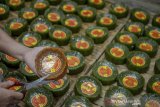Pekerja menyelesaikan produksi dodol keranjang Tekkie di Bandung, Jawa Barat, Kamis (16/1/2020). Jelang perayaan Imlek, rumah produksi dodol keranjang Tekkie dapat memproduksi 4.000 dodol perhari yang didistribusikan ke berbagai Kota di Jawa Barat. ANTARA JABAR/Raisan Al Farisi/agr