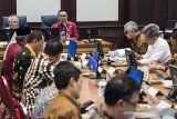 Menteri Pekerjaan Umum dan Perumahan Rakyat Basuki Hadimuljono (kiri) bersama Gubernur Jawa Barat Ridwan Kamil (kedua kiri) memimpin rapat bersama Kepala Daerah Kabupaten/Kota di Gedung Sate, Bandung, Jawa Barat, Kamis (16/1/2020). Rapat tersebut membahas evaluasi dan rencana teknis upaya pencegahan banjir di kawasan Jawa Barat. ANTARA JABAR/M Agung Rajasa/agr