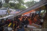 Aktivitas mahasiswa tunanetra yang tinggal di pinggiran trotoar Jalan Pajajaran, Bandung, Jawa Barat, Kamis (16/1/2020). Sebanyak 32 mahasiswa penghuni asrama di Wyata Guna diusir paksa dan terpaksa menjadikan trotoar sebagai tempat tinggal sementara sejak Selasa, (14/1/2019) dan meminta pemerintah untuk menghapus Permensos no. 18 Tahun 2018 yang dinilai menindas penyandang disabilitas. ANTARA JABAR/Raisan Al Farisi/agr