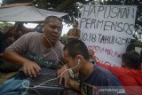 Aktivitas mahasiswa tunanetra yang tinggal di pinggiran trotoar Jalan Pajajaran, Bandung, Jawa Barat, Kamis (16/1/2020). Sebanyak 32 mahasiswa penghuni asrama di Wyata Guna diusir paksa dan terpaksa menjadikan trotoar sebagai tempat tinggal sementara sejak Selasa, (14/1/2019) dan meminta pemerintah untuk menghapus Permensos no. 18 Tahun 2018 yang dinilai menindas penyandang disabilitas. ANTARA JABAR/Raisan Al Farisi/agr