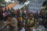 Aktivitas mahasiswa tunanetra yang tinggal di pinggiran trotoar Jalan Pajajaran, Bandung, Jawa Barat, Kamis (16/1/2020). Sebanyak 32 mahasiswa penghuni asrama di Wyata Guna diusir paksa dan terpaksa menjadikan trotoar sebagai tempat tinggal sementara sejak Selasa, (14/1/2019) dan meminta pemerintah untuk menghapus Permensos no. 18 Tahun 2018 yang dinilai menindas penyandang disabilitas. ANTARA JABAR/Raisan Al Farisi/agr