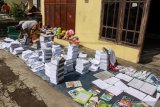 Warga menjemur buku yang rumahnya rusak akibat diterjang angin kencang di Desa Masangan Kulon, Sukodono, Sidoarjo, Jawa Timur, Jumat (17/1/2020). Angin kencang disertai hujan deras yang menerjang di wilayah Sidoarjo pada Kamis (16/1/2020) menurut BPBD Sidoarjo merusak sejumlah rumah di Desa Tenggulunan dan Desa Sugihwaras Kecamatan Candi sebanyak 17 rumah, Desa Masangankulon dan Desa Masangwetan serta Desa Kloposepuluh Kecamatan Sukodono total sebanyak 40 rumah. Antara Jatim/Umarul Faruq/zk