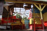  Sebuah warung kopi rusak akibat diterjang angin kencang di Desa Masangan Kulon, Sukodono, Sidoarjo, Jawa Timur, Jumat (17/1/2020). Angin kencang disertai hujan deras yang menerjang di wilayah Sidoarjo pada Kamis (16/1/2020) menurut BPBD Sidoarjo merusak sejumlah rumah di Desa Tenggulunan dan Desa Sugihwaras Kecamatan Candi sebanyak 17 rumah, Desa Masangankulon dan Desa Masangwetan serta Desa Kloposepuluh Kecamatan Sukodono total sebanyak 40 rumah. Antara Jatim/Umarul Faruq/zk