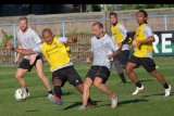 Pesepak bola Bali United Paulo Sergio (ketiga kanan) berebut bola dengan Leonard Tupamahu (kedua kiri) dalam sesi latihan di Lapangan Samudra Kuta, Badung, Bali, Jumat (17/1/2020). Bali United melakukan latihan intensif menjelang laga tandang babak penyisihan Liga Champions Asia 2020 menghadapi Melbourne Victory di AAMI Park, Australia pada Selasa (21/1) mendatang. ANTARA FOTO/Nyoman Hendra Wibowo/nym.