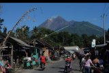 Sejumlah warga beraktivitas dengan berlatar belakang Gunung Merapi di Tangkil, Kemalang, Klaten, Jawa Tengah, Jumat (17/1/2020). Berdasarkan data Balai Benyelidikan dan Pengembangan Teknologi Kebencanaan Geologi (BPPTKG) pada tanggal 10-16 Januari 2020, kubah lava Gunung Merapi saat ini dalam kondisi stabil dan disarankan bagi masyarakat untuk mewaspadai bahaya lahar terutama saat terjadi hujan di seputar Gunung Merapi. ANTARA FOTO/Aloysius Jarot Nugroho/nym.