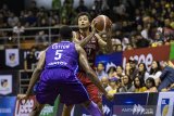 Pebasket Amartha Hangtuah L Kashaka Cotton (kiri) berusaha menghadang pebasket Indonesia Patriots Brandon Van Dorn Jawato (kanan) saat pertandingan kedua seri kedua IBL Pertamax 2020 di GOR Ctra, Bandung, Jawa Barat, Jumat (17/1/2020). Indonesia Patriots menang atas Amartha Hangtuah dengan skor 85-65. ANTARA JABAR/M Agung Rajasa/agr