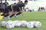 Pesepakbola Arema FC melakukan latihan perdana di Stadion Gajayana, Malang, Jawa Timur, Kamis (16/1/2020). Manajemen Arema FC mengaku sudah resmi merekrut 24 pemain untuk menghadapi musim kompetisi Liga 1 yang rencananya dimulai pada tanggal 1 Maret 2020. Antara Jatim/Ari Bowo Sucipto/zk