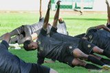 Pesepakbola Arema FC melakukan latihan perdana di Stadion Gajayana, Malang, Jawa Timur, Kamis (16/1/2020). Manajemen Arema FC mengaku sudah resmi merekrut 24 pemain untuk menghadapi musim kompetisi Liga 1 yang rencananya dimulai pada tanggal 1 Maret 2020. Antara Jatim/Ari Bowo Sucipto/zk