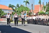 Personel Polri membawa foto AKP Heru Nurtjahyono saat upacara Pemberhentian Tidak Dengan Hormat (PTDH) di halaman Mapolresta Madiun, Jawa Timur, Jumat (17/1/2020). Institusi Polri menjatuhkan sanksi PTDH perwira polisi AKP Heru Nurtjahjono karena melakukan tindak pidana penggelapan uang hingga dijatuhi hukuman penjara dua tahun enam bulan oleh Pegadilan Negeri Madiun. Antara Jatim/Siswowidodo/zk.