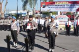 Personel Polri membawa foto AKP Heru Nurtjahyono saat upacara Pemberhentian Tidak Dengan Hormat (PTDH) di halaman Mapolresta Madiun, Jawa Timur, Jumat (17/1/2020). Institusi Polri menjatuhkan sanksi PTDH perwira polisi AKP Heru Nurtjahjono karena melakukan tindak pidana penggelapan uang hingga dijatuhi hukuman penjara dua tahun enam bulan oleh Pegadilan Negeri Madiun. Antara Jatim/Siswowidodo/zk.