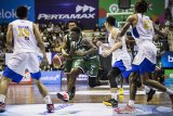 Sejumlah pebasket Satria Muda Pertamina berusaha menghalang laju pebasket Louvre Surabaya Michael Ayodele Kolawole (tengah) saat pertandingan pertama seri kedua IBL Pertamax 2020 di GOR Ctra, Bandung, Jawa Barat, Jumat (17/1/2020). Satria Muda Pertamina menang atas Louvre Surabaya skor 69-61. ANTARA JABAR/M Agung Rajasa/agr