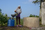 Warga mengambil air bersumber dari sumur di daerah pesisir di Desa Lambaro Neujib, Kecamatan Peukan Bada, Kabupaten Aceh Besar, Jumat (17/1/2020). Sejak pasokan air bersih dari embung terhenti total akibat kekeringan , sekitar 255 Kepala Keluarga (KK) di daerah pesisir itu terpaksa beralih mengkonsumsi air sumur yang saat ini kondisinya juga mulai dangkal akibat kemarau untuk kebutuhan memasak, minum, mencuci dan mandi. Antara Aceh/Ampelsa.