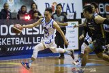 Pebasket Bank BPD DIY Bima Perkasa Azzaryan Pradhitya (kanan) mengejar pebasket Amartha Hangtuah Sevly Rondonuwu (kiri) saat pertandingan seri kedua IBL Pertamax 2020 di GOR Ctra, Bandung, Jawa Barat, Sabtu (18/1/2020). Bank BPD DIY Bima Perkasa menang atas Amartha Hangtuah dengan skor 69-65. ANTARA JABAR/M Agung Rajasa/agr