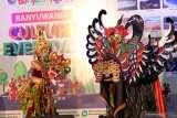 Penari menampilkan aksinya bersama barong Osing pada acara pembukaan Banyuwangi Culture Everyday di Gesibu Banyuwangi, Jawa Timur, Jumat (17/1/2020). Banyuwangi Culture Everyday merupakan progam pemerintah Kabupaten Banyuwangi untuk memberikan panggung bagi Seniman daerah dalam mengembangkan dan menampilkan seni kreasinya setiap hari. Antara Jatim/Budi Candra Setya/zk