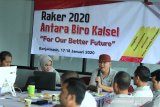 Kepala Perusahaan Umum Lembaga Kantor Berita Nasional (Perum LKBN) Antara Biro Kalsel Nurul Aulia Badar (kanan) membuka rapat kerja 2020 sesi ke dua tentang komersil di Kantor Perum LKBN Antara Biro Kalsel, Banjarmasin, Kalimantan Selatan, Sabtu (18/1/2020). Perum LKBN Antara Biro Kalsel mengadakan rapat kerja tahun 2020 selama dua hari 17-18 Februari dengan tema For Our Better Future yang berarti demi masa depan yang lebih baik. Foto Antaranews Kalsel/Bayu Pratama S.