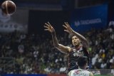 Pebasket Indonesia Patriots Brandon Van Dorn Jawato (kedua kanan) melempar bola dibayangi oleh pebasket Louvre Surabaya Daniel Timothy Wenas (kanan) saat pertandingan seri kedua IBL Pertamax 2020 di GOR Ctra, Bandung, Jawa Barat, Sabtu (18/1/2020). Indonesia Patriots menang atas Louvre Surabaya dengan skor 90-68. ANTARA JABAR/M Agung Rajasa/agr