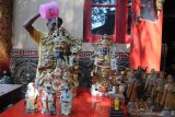 Petugas memandikan patung Dewa di Wihara Avalokitesvara, Pamekasan, Jawa Timur, Sabtu (18/01/2020). Ritual memandikan atau menyucikan patung yang dilakukan setahun sekali itu merupakan rangkaian dalam menyambut tahun baru Imlek. Antara Jatim/Saiful Bahri/zk.