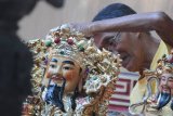 Petugas memandikan patung Dewa di Wihara Avalokitesvara, Pamekasan, Jawa Timur, Sabtu (18/01/2020). Ritual memandikan atau menyucikan patung yang dilakukan setahun sekali itu merupakan rangkaian dalam menyambut tahun baru Imlek. Antara Jatim/Saiful Bahri/zk.