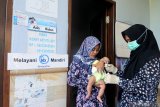 Bidan (kanan) menyuntikkan imunisasi pada bayi usia dua bulan di Pamekasan, Jawa Timur, Sabtu (18/1/2020). Salah satu langkah guna mewujudkan capaian utama pembangunan kesehatan dan gizi masyarakat sekaligus salah satu pencegahan stunting (pertumbuhan bayi dengan tubuh pendek karena kurang asupan gizi) diantaranya adalah perluasan dan pemerataan cakupan imunisasi dasar lengkap. Antara Jatim/Saiful Bahri/zk