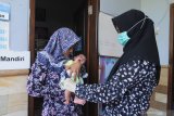 Bidan (kanan) menyuntikkan imunisasi pada bayi usia dua bulan di Pamekasan, Jawa Timur, Sabtu (18/1/2020).  Salah satu langkah guna mewujudkan capaian utama pembangunan kesehatan dan gizi masyarakat sekaligus salah satu pencegahan stunting (pertumbuhan bayi dengan tubuh pendek karena kurang asupan gizi) diantaranya adalah perluasan dan pemerataan cakupan imunisasi dasar lengkap. Antara Jatim/Saiful Bahri/zk