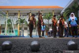 Sejumlah pelajar mencoba teknik melemparkan bola besi (bosi) saat pengenalan olah raga Petanque sebagai ekstrakurikuler di SMP Barunawati, Surabaya, Jawa Timur, Sabtu (18/1/2020). Kegiatan tersebut bertujuan untuk memasyarakatkan serta mempopulerkan olah raga asal Perancis yang menjadi salah satu cabang olah raga yang baru dipertandingkan pertama kali di Indonesia pada ajang SEA Games 2011. Antara Jatim/Moch Asim/zk.