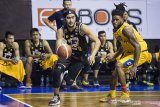 Pebasket Satya Wacana Salatiga Leshirom Montrell Williams (kanan) berusaha menghalangi pebasket Prawira Bandung Reza Fahdani Guntara (kiri) saat pertandingan seri kedua IBL Pertamax 2020 di GOR Ctra, Bandung, Jawa Barat, Sabtu (18/1/2020). Satya Wacana Salatiga menang atas Prawira Bandung dengan skor 78-76. ANTARA JABAR/M Agung Rajasa/agr