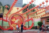 Ratusan lampion hiasi Klenteng See Hin Kiong sambut Imlek di Padang