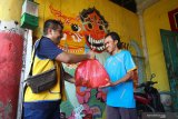 Warga kampung pecinan Tambak Bayan menerima sembako gratis dari anggota Lions Club Surabaya Central di Tambak Bayan, Surabaya, Jawa Timur, Minggu (19/1/2020). Bagi-bagi sembako dan penjualan baju murah yang dilakukan itu untuk dalam rangka menyambut tahun baru Imlek. Antara Jatim/Didik/ZK